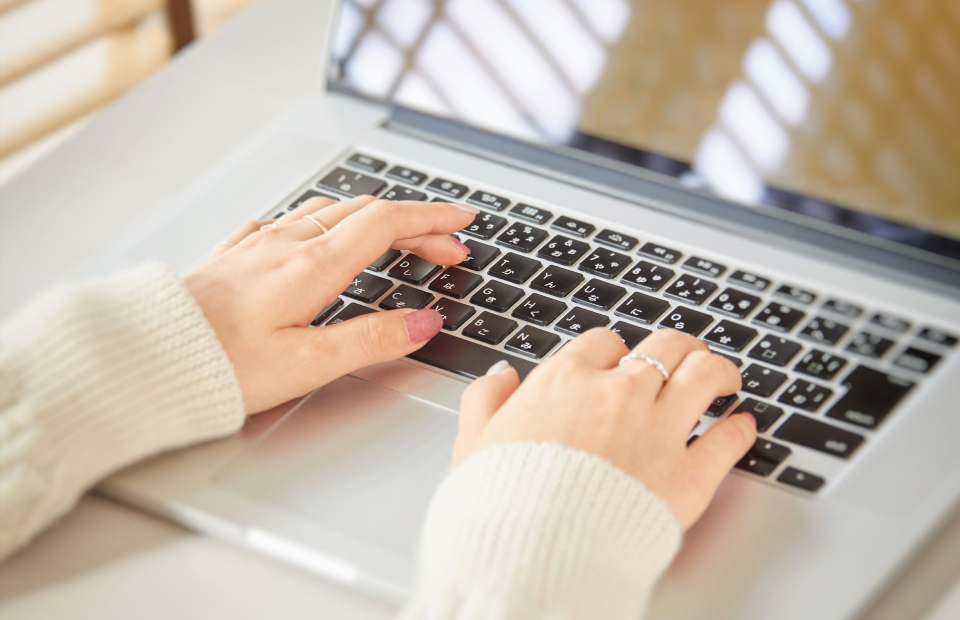 クリップボードにメモを取っている男性の手元のクローズアップ