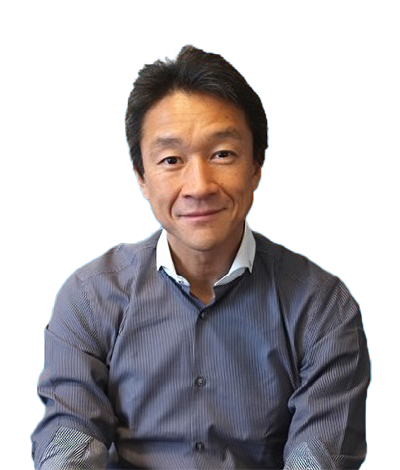 メッセージを送る男性の写真