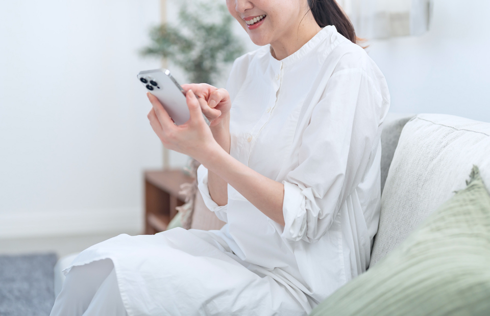森林の背景に、祈るような仕草で両手を合わせるイメージ写真