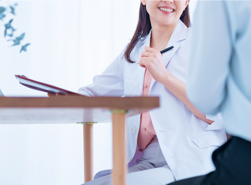 カウンセリングを行う医師と相談者